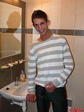 Sexy showering slim athletic Gay Twink