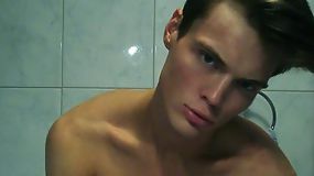 Hunk dude pulls up his top clothes showing off his abs