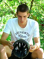 Sexy twink skater boy outdoor wanking